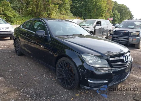 2014 Mercedes-Benz C 250 z USA, uszkodzony, nr VIN WDDGJ4HB9EG289201